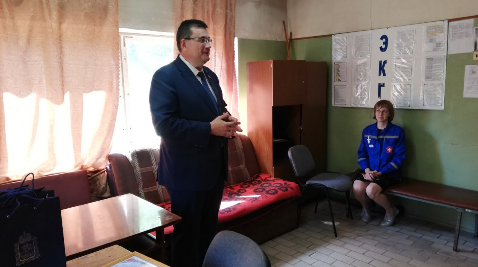 КАШИРА. Сотрудников скорой медицинской помощи Каширы Андрей Голубев поздравил с Днём медицинского работника