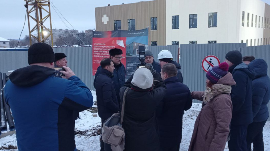 КАШИРА. Андрей Голубев с соратниками в ходе "Партийного десанта" проверил ход строительства новой подстанции "Скорой помощи".