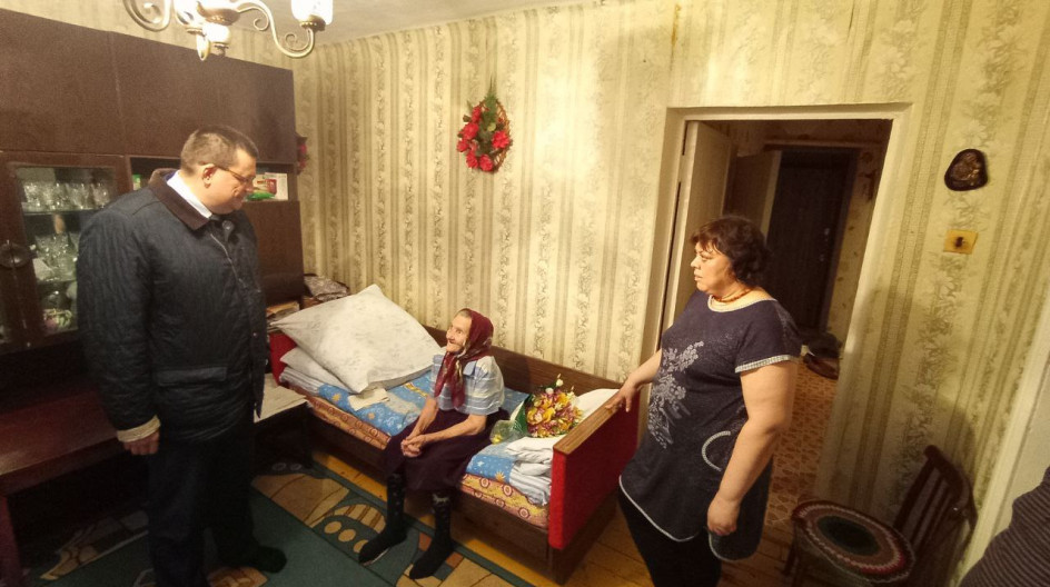 ЛЕДОВО.  Депутат Мособлдумы Андрей Голубев поздравил с 95-летием уважаемого ветерана Анну Семеновну Орлову, навестив еë на дому в дер. Ледово городского округа Кашира.