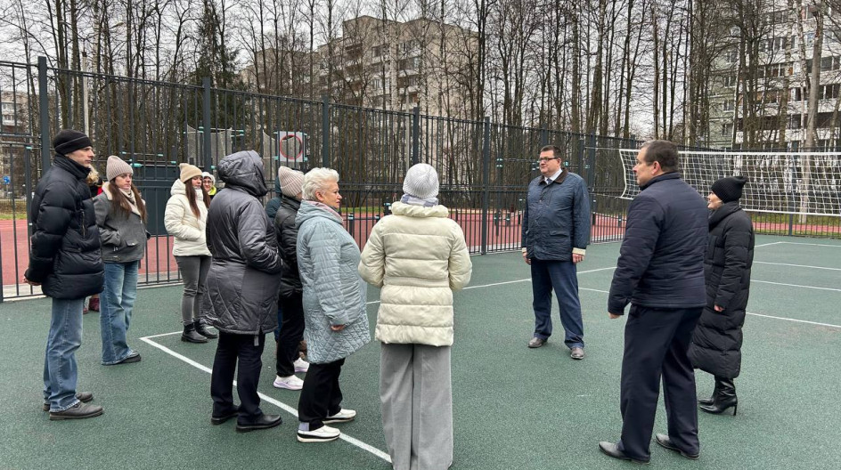 ПРОТВИНО. Вместе с инициативной группой провели мониторинг обновлённого стадиона в Гимназии