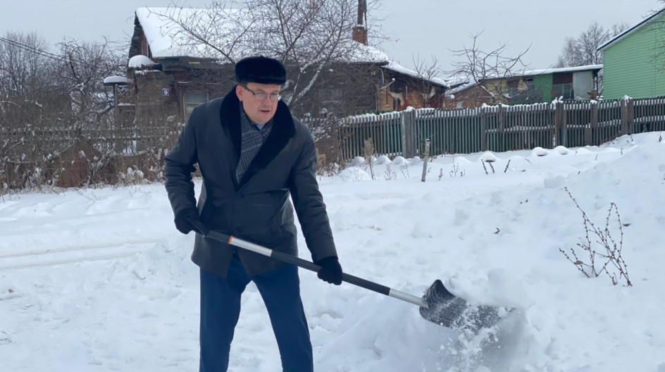 СТУПИНО. Андрей Голубев с волонтерами помогли очистить подходы к дому ветерана