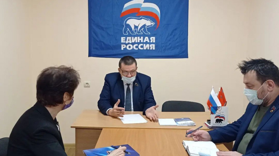 ПУЩИНО. Вместе с коллегами-местными депутатами из фракции "Единая Россия" в Пущино   Андрей Голубев провел заседание фракции. 