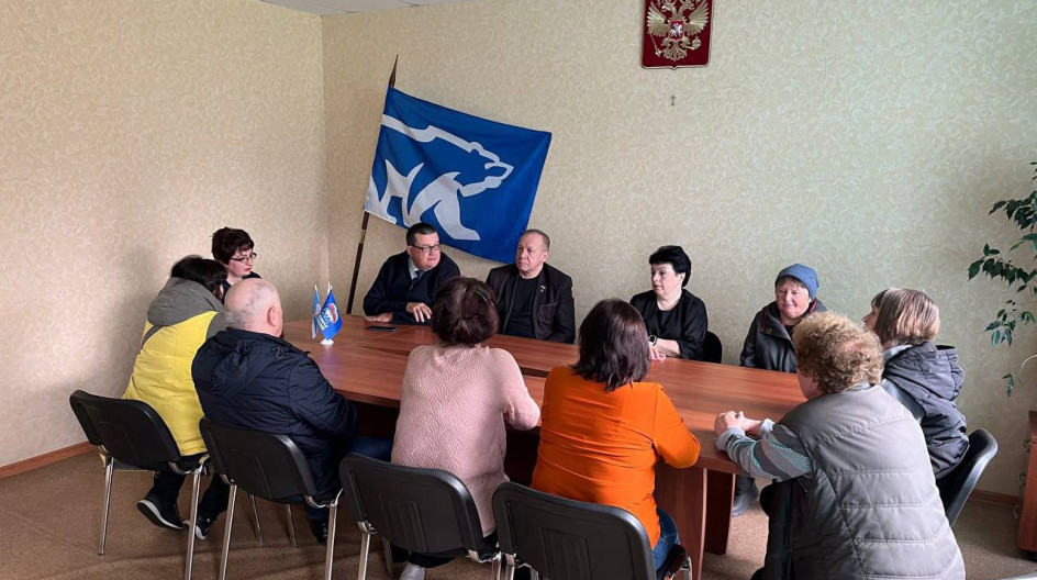 БОГАТИЩЕВО. По поручению фракции "Единая Россия" провёл вместе с исполнительным секретарем местного отделения партии Игорем Кручининым встречу с первичным отделением партии в поселке Богатищево городского округа Кашира