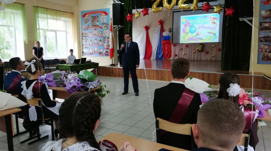 КАШИРА. Депутат Мособлдумы Андрей Голубев поздравил с праздником Последнего звонка выпускников школы №1