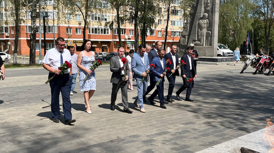 СТУПИНО. Совместно с заместителем председателя комитета по образованию, культуре, науке, туризму, спорту и молодежной политике Е. Лобышевой поприветствовали участников велопробега «Из Сталинграда в Ленинград"