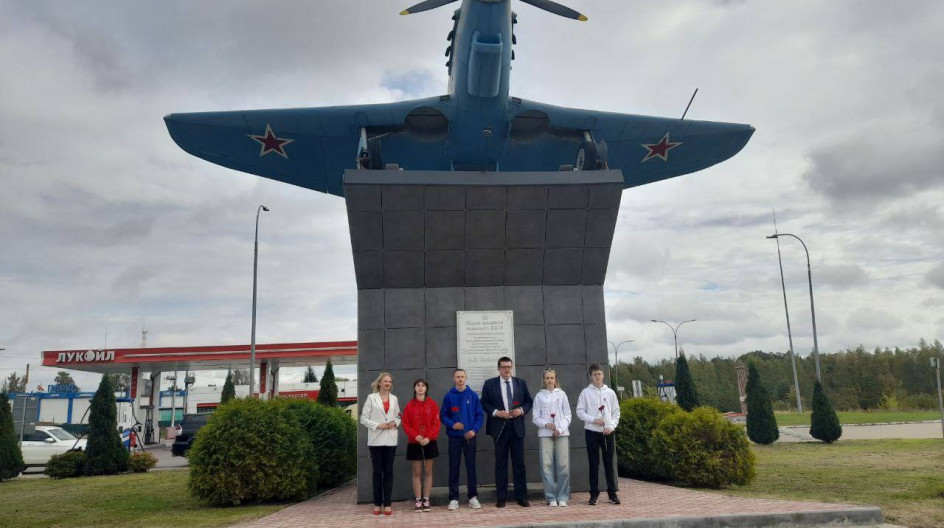 КАШИРА. Вместе с активом Движения Первых возложили цветы к памятному знаку «Самолёт «Каширский школьник» установленному в память о Герое Советского Союза, нашем земляке Александре Ивановиче Выборнове