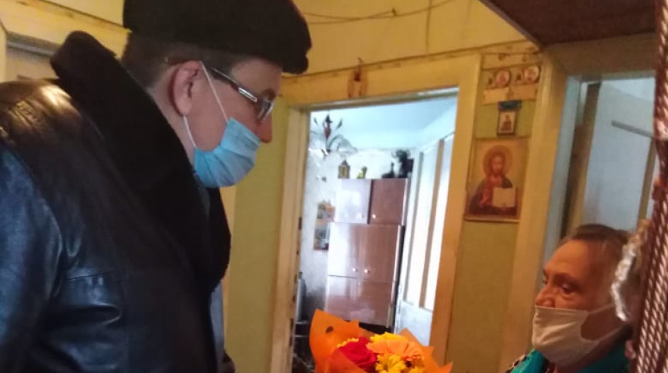 СТУПИНО. В рамках волонтерской работы Андрей Голубев приобрел и доставил проднабор ветерану и поздравил её с 80-летием