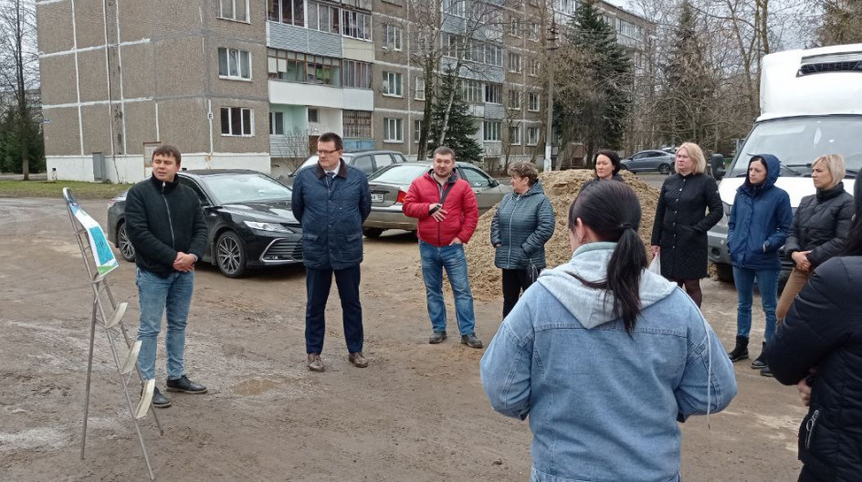 ДУБНЕВО. В рамках поручения фракции депутат Мособлдумы от фракции "Единая Россия" Андрей Голубев проверил мониторинг выполнения программы развития  комфортной городской среды. 