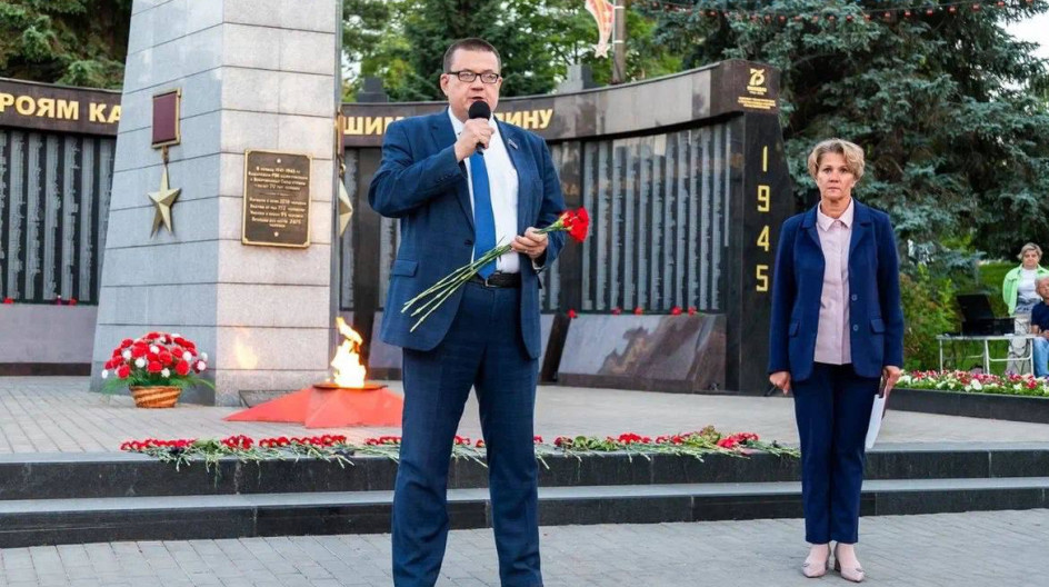 КАШИРА Накануне Дня памяти и скорби каширяне собрались у Вечного огня на Аллее Героев.