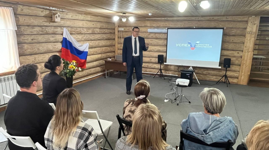 КАШИРА. Дню российского флага было посвящено проведенное мною мероприятие в рамках реализации патриотической программы партии "Единая Россия" "Успех V единстве поколений". В ДТ им. Б.В.Щукина накануне провел тематическую лекцию.