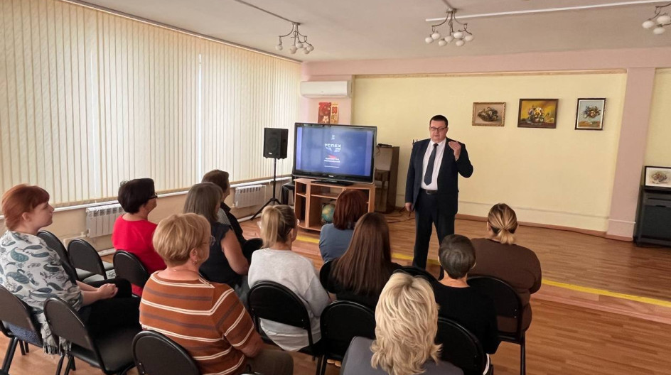 КАШИРА. В центральной библиотеке, в рамках партийного проекта «Единой России» «Успех V единстве поколений», состоялась искренняя и важная встреча с жителями, посвященная главному символу нашей страны — российскому флагу.