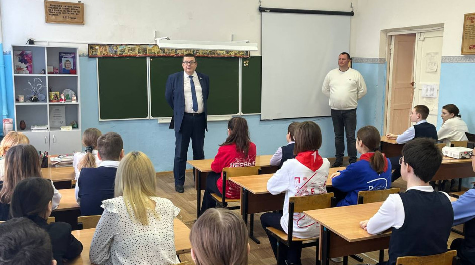 ОЖЕРЕЛЬЕ. Накануне Дня защитника Отечества провёл «Урок мужества» для восьмиклассников филиала школы №4 (бывшая школа №5) на станции Ожерелье городского округа Кашира.