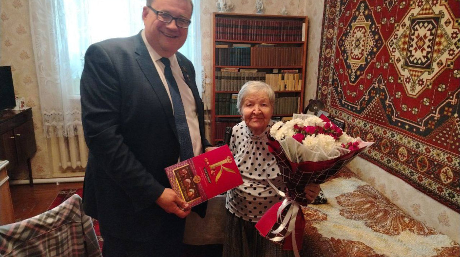 КАШИРА. Поздравил с наступающим Днём защитника Отечества ветерана Великой Отечественной войны Веру Ивановну Панову