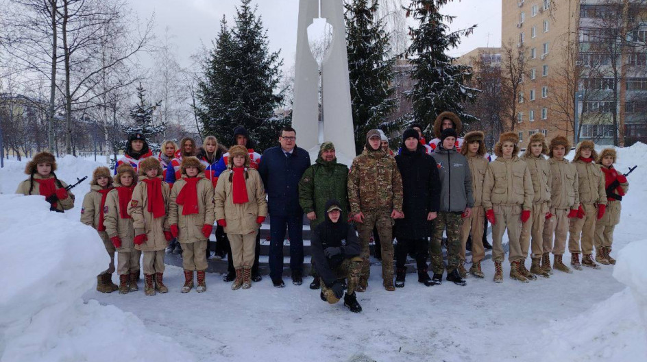 СТУПИНО. Накануне Дня защитника Отечества почтили память Героев и возложили цветы к стеле участникам специальной военной операции.