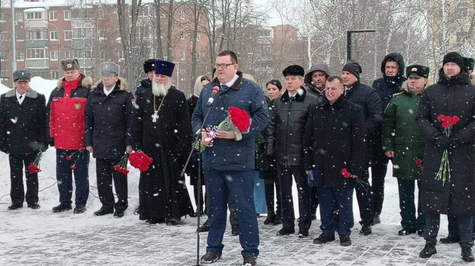 СТУПИНО.  Накануне Дня защитника Отечества почтили память всех поколений Героев ступинской земли и возложили цветы к Вечному огню в сквере Полякова.
