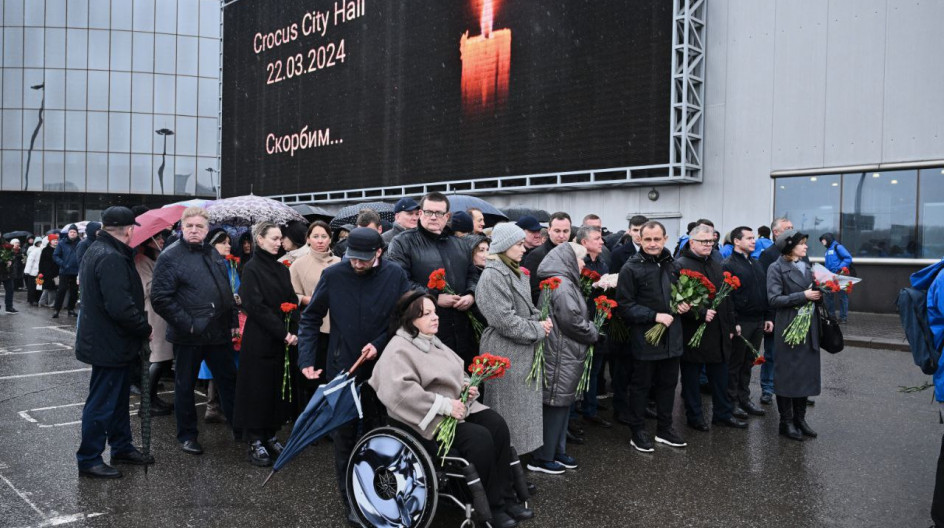 КРАСНОГОРСК. Вместе с  депутатами и сотрудниками аппарата Московской областной Думы возложил цветы к стихийному мемориалу рядом с «Крокус Сити Холл».