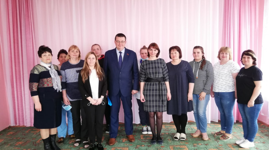 МЕЩЕРИНО. Когда совместная работа приносит результаты. В Мещерино Андрей Голубев помог установить спортплощадку, а детскому саду заменить окна и песочницы