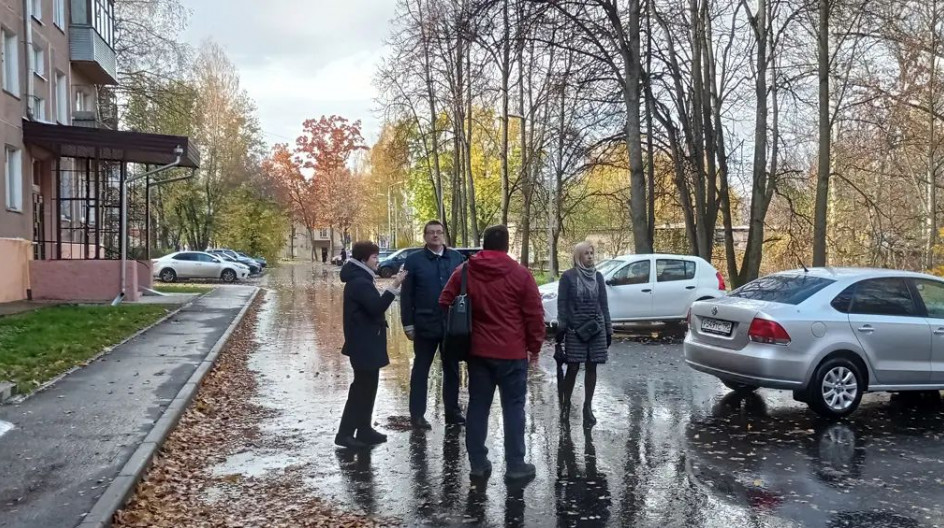 ПУЩИНО. На этой неделе депутаты фракции "Единая Россия" в Мособлдуме, вместе с представителями местных администраций, муниципальными депутатами, общественниками и жителями проводят мониторинг выполнения программы благоустройства дворовых террито