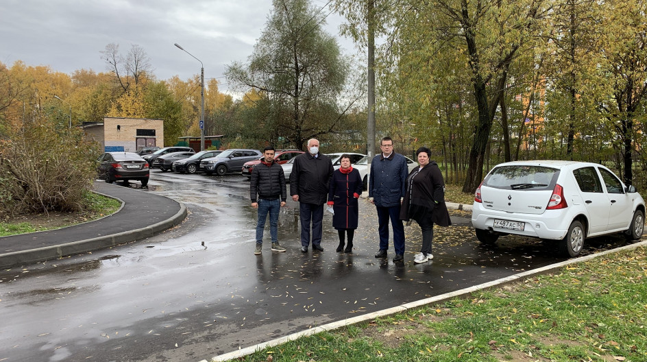 СТУПИНО. Вместе с представителем администрации городского округа Ступино, жителями, проверил результаты работы благоустройства дворов  домов 15 и 19 по ул. Бахарева.