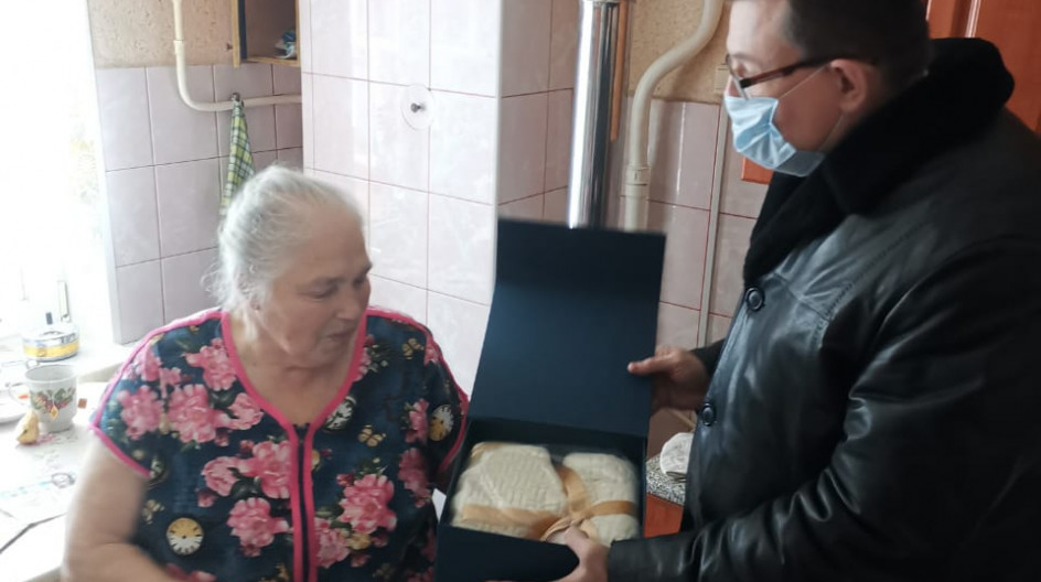 ОЖЕРЕЛЬЕ. Андрей Голубев и волонтеры навестили ветерана и вручили ему подарки