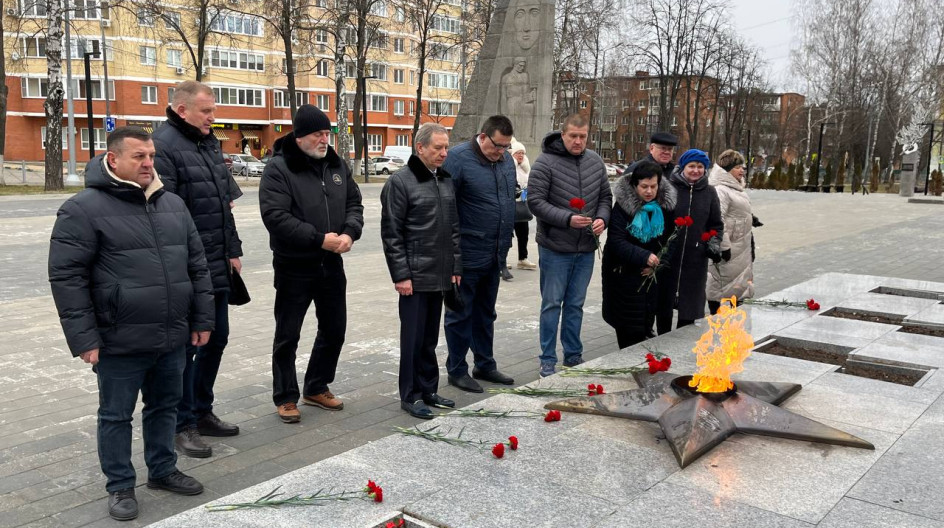 Ступино. Вместе с моими коллегами-депутатами Совета депутатов городского округа Ступино, партийными активистами партии «Единая Россия», провели митинг памяти и возложили цветы к Вечному огню.
