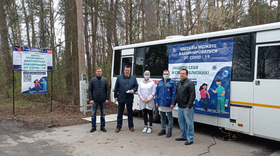 ПРОТВИНО.  Андрей Голубев поблагодарил медиков горбольницы за организацию выездной вакцинации от COVID-19