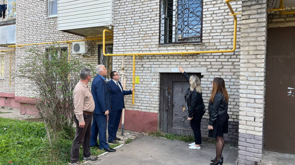 Кашира.Вместе с представителями фонда капремонта и администрации, депутатами местного Совета депутатов  Сергеем Буровым (председатель совета, руководитель фракции) проверил ход работ по замене газовых 