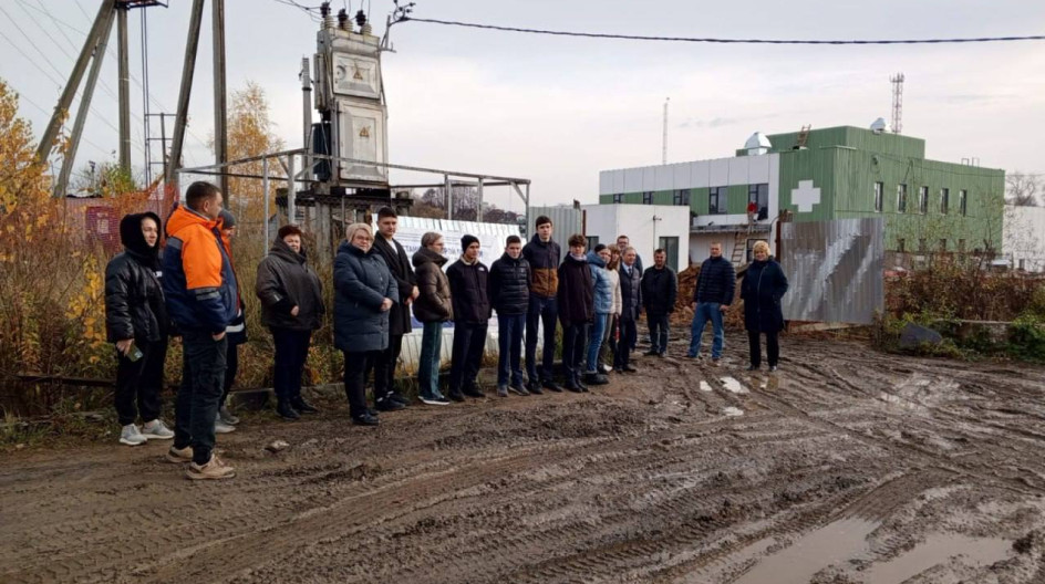МИХНЕВО. По плану работы фракции «Единая Россия» вместе с представителями муниципальных органов власти и активом общественников проверили ход строительства подстанции скорой медицинской помощи.