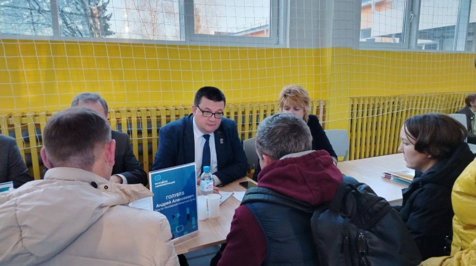 МИХНЕВО. Провёл прием жителей в рамках «выездной администрации», которая прошла сегодня в Михневской средней школе.