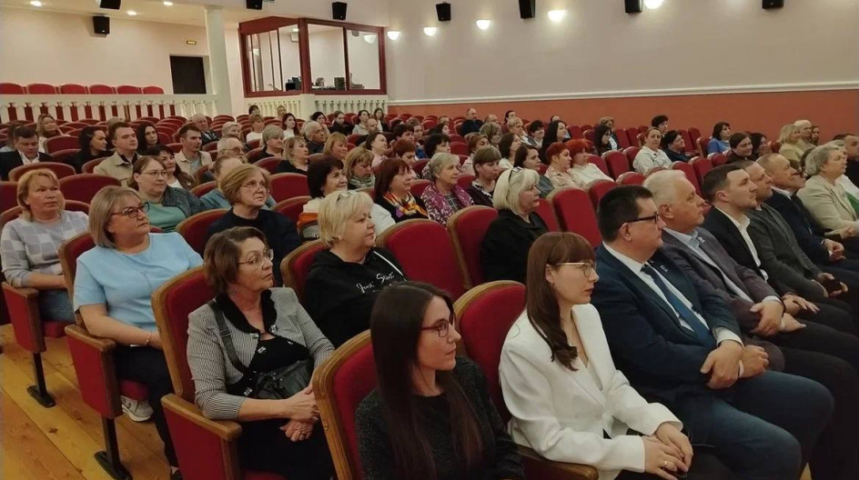 ОЖЕРЕЛЬЕ. Поздравил работников культуры с профессиональным праздником в рамках прошедшей конференции-открытого диалога.