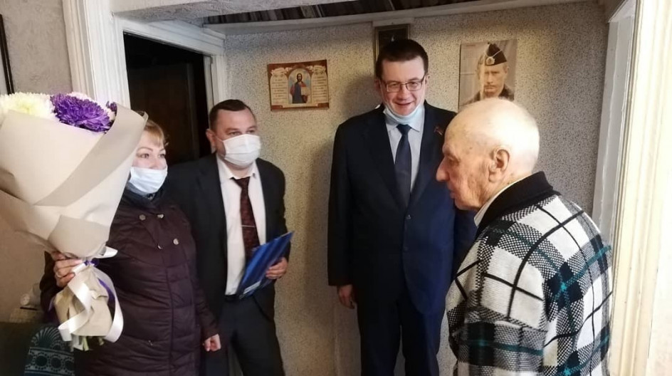 ОЖЕРЕЛЬЕ. В день 90-летия учителя Рафаила Эдуардовича Шлика из мик. Ожерелье навестил депутат Мособлдумы Андрей Голубев