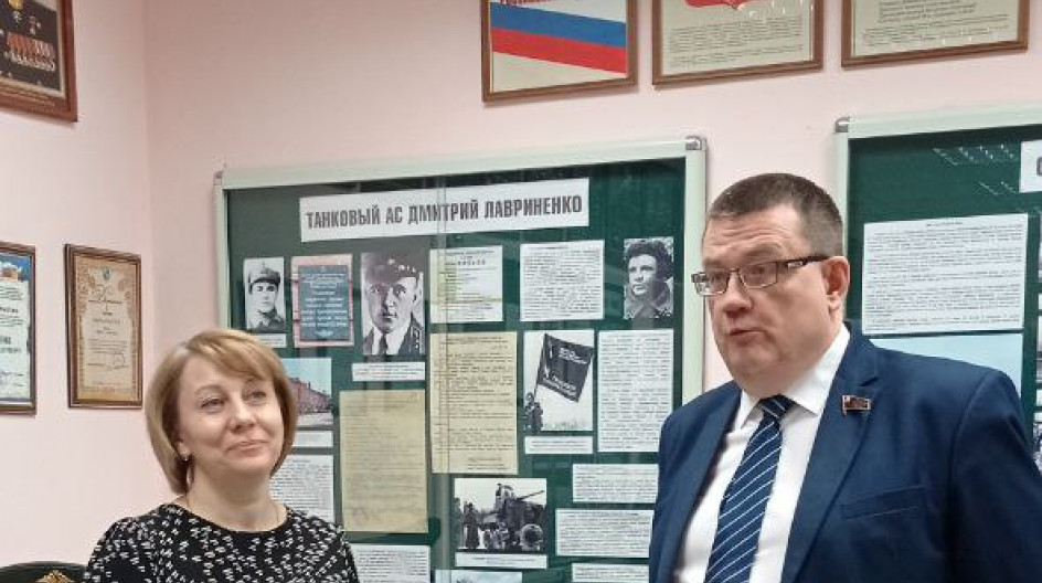 ПРОТВИНО. Андрей Голубев накануне Дня Победы посетил школьный музей боевой славы.