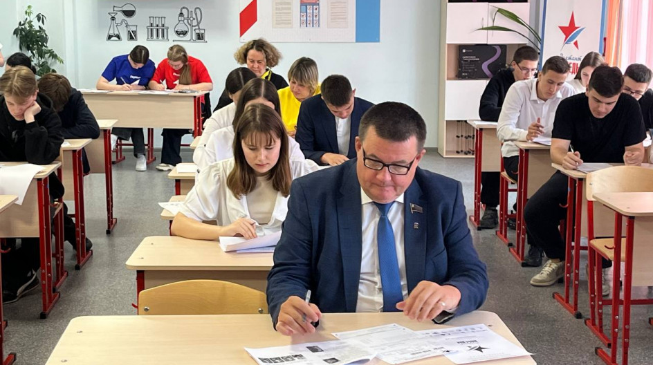СЕМЕНОВСКОЕ. Принял участие в сегодняшнем Диктанте Победы на одной из  1213 площадок подготовленных партией Единая Россия в Подмосковье-в сельской школе села Семеновское городского округа СТУПИНО