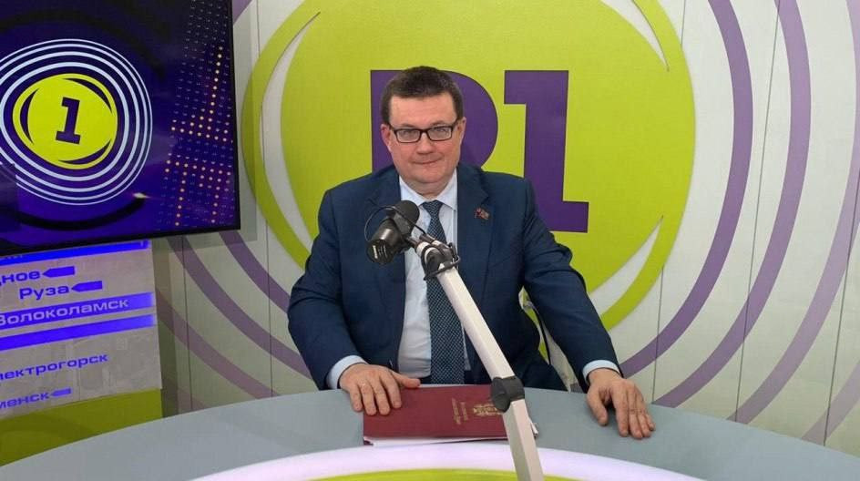 В прямом эфире "Радио 1" рассказал о выплатах на приобретение школьной формы и других мерах социальной поддержки для многодетных семей