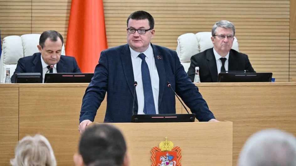 На заседании Мособлдумы в ходе 101-го заседания представил коллегам проект закона, которым установлен новый размер квоты для приёма на работу инвалидов – 2% для работодателей с численностью сотрудников более 35 человек