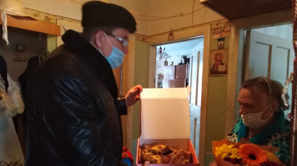 СТУПИНО. В рамках волонтерской работы Андрей Голубев приобрел и доставил проднабор ветерану и поздравил её с 80-летием
