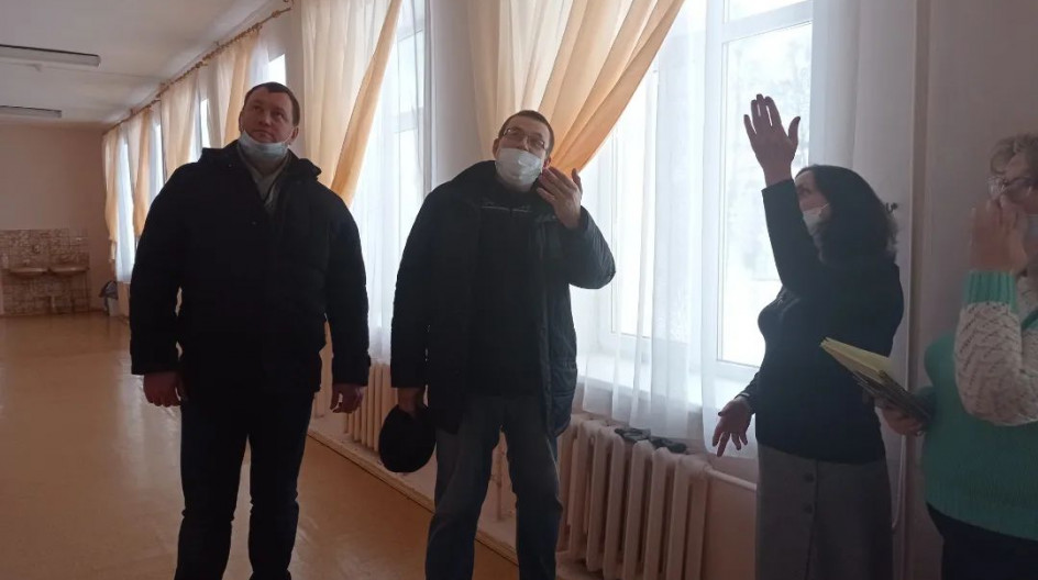КАШИРА. В этом году стартует федеральная программа капитального ремонта школ. Андрей Голубев  вместе с представителями групп общественного контроля с рабочим визитом побывал в  школе №3. 