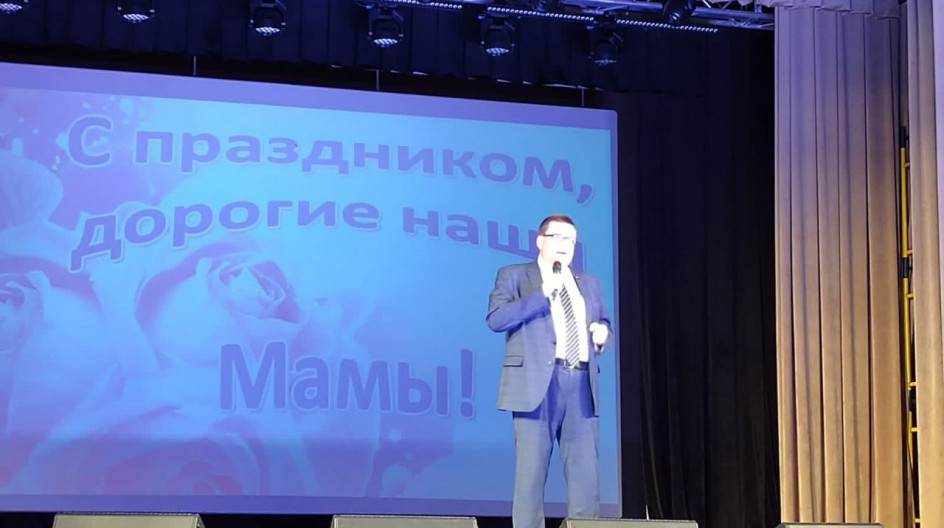 ОЖЕРЕЛЬЕ. Поздравил с днём матери женщин микрорайона Ожерелье городского округа Кашира.