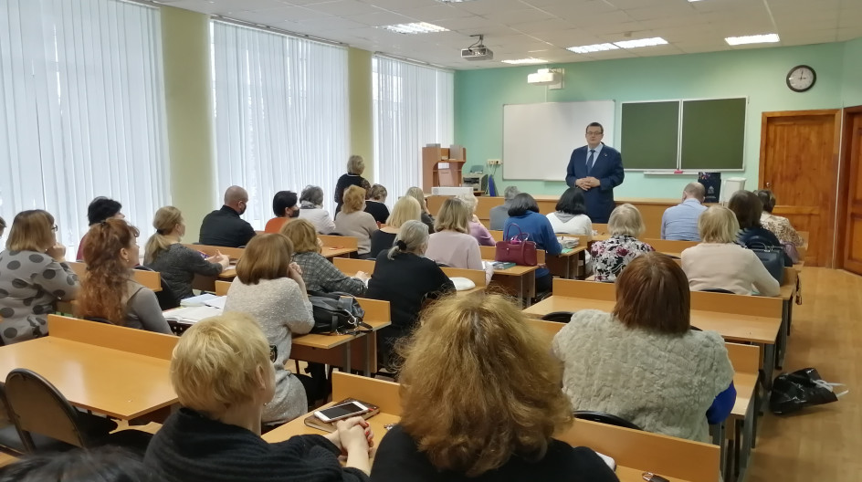 ОЖЕРЕЛЬЕ. Андрей Голубев отчитался о своей работе перед коллективом школы №10 и прямо на встрече оказал помощь в оснащении кабинета психолога