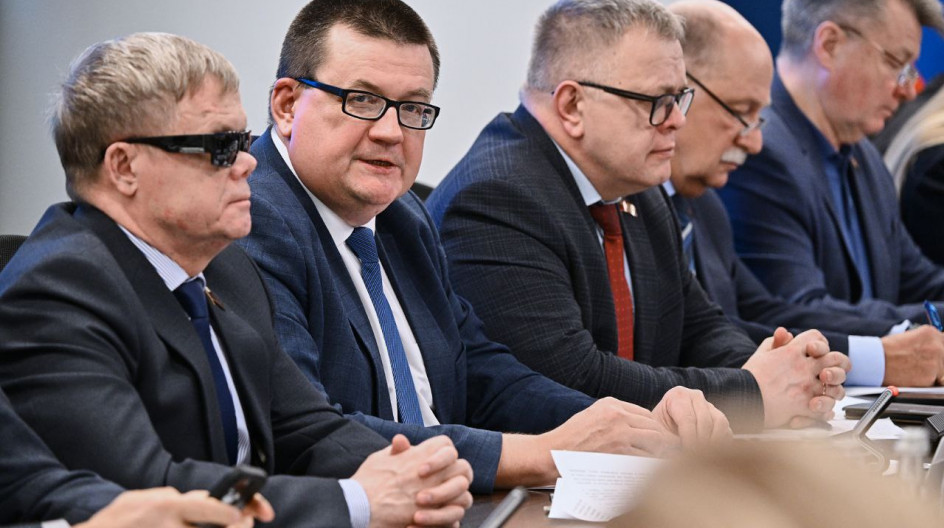 Сегодня модерировал  круглый стол Комитета по социальной политике и здравоохранению на тему «О мерах поддержки участников СВО и членов их семей».