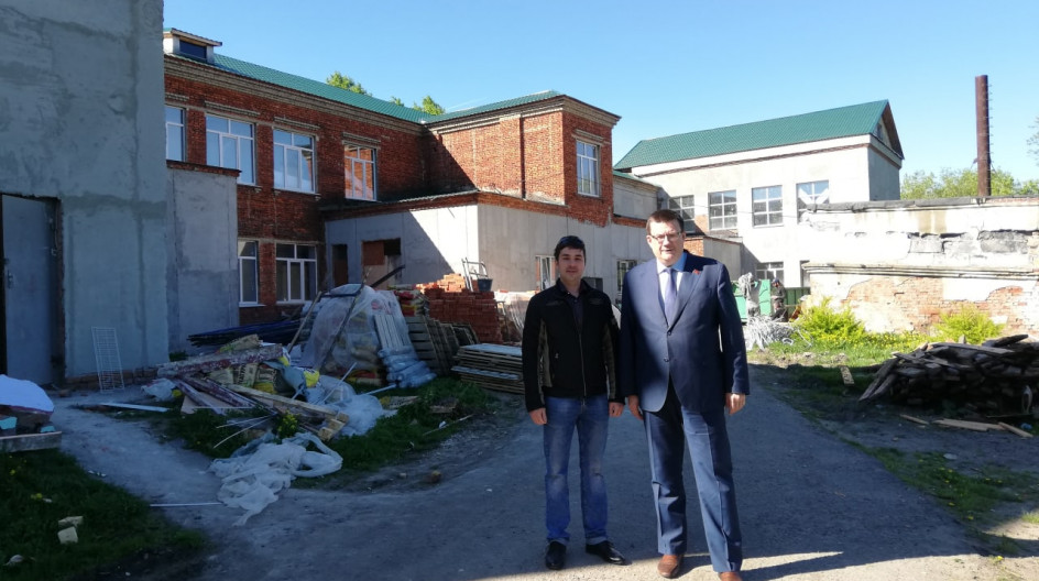МИХНЕВО. Депутат Московской областной Думы Андрей Голубев проконтролировал ремонт Михневской начальной школы