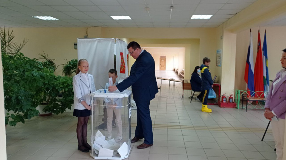 Депутат Московской областной Думы Андрей Голубев проголосовал на предварительном голосовании на счётном участке в Кашире