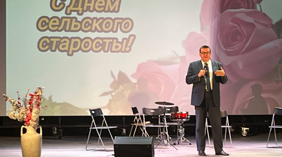 КАШИРА. На встрече с сельскими старостами городского округа поздравил уважаемых общественников с Днём старосты