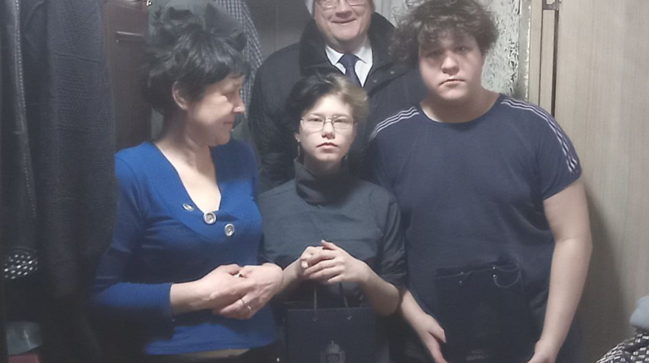 КАШИРА. Андрей Голубев продолжает помогать Деду Морозу и вручил подарки ребятам из семей защитников Отечества