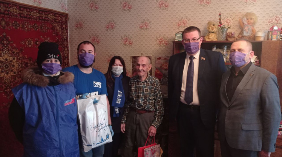 ТАРАСКОВО. Андрей Голубев поздравил с наступающим Новым годом ветерана войны, участника боевых действий Ивана Федоровича Касаткина.